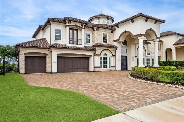 Attached, Exterior, Facade, Mediterranean