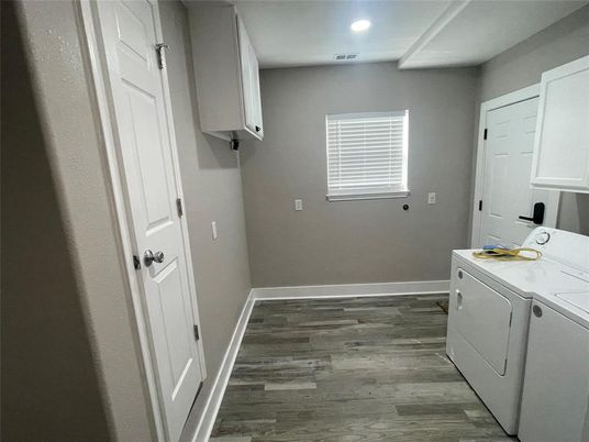 Interior, Recessed Lighting, Washer, Wood Texture Flooring