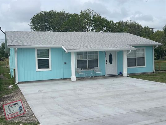 Exterior, Facade, Ranch