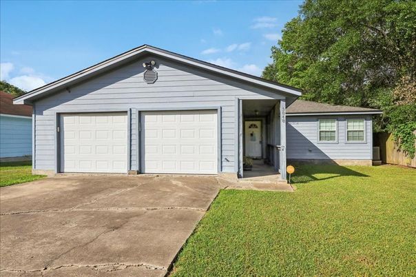 Attached, Exterior, Facade, Ranch