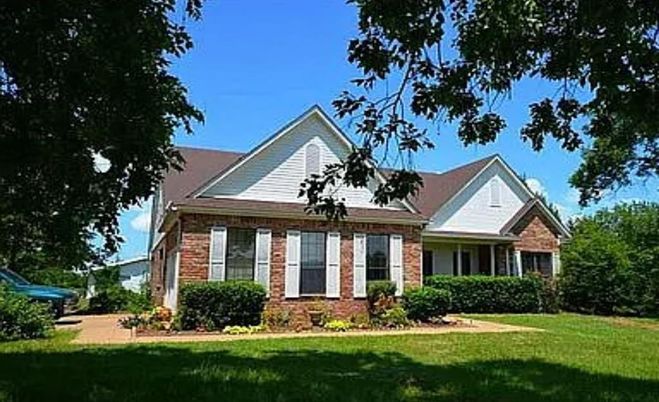 Backyard, Exterior, Facade, Brick Facade, Brick Traditional
