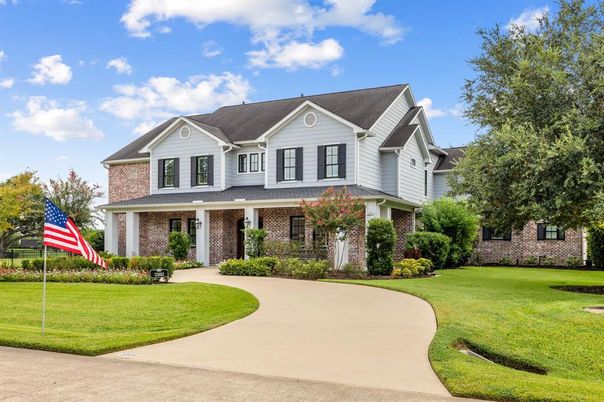 Exterior, Facade, Brick Facade, Farmhouse