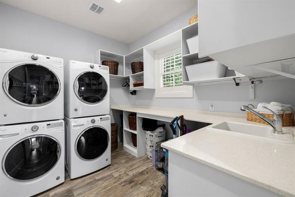 Interior, Washer, Wood Texture Flooring