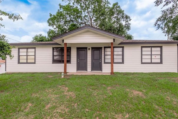 Backyard, Exterior, Facade, Ranch