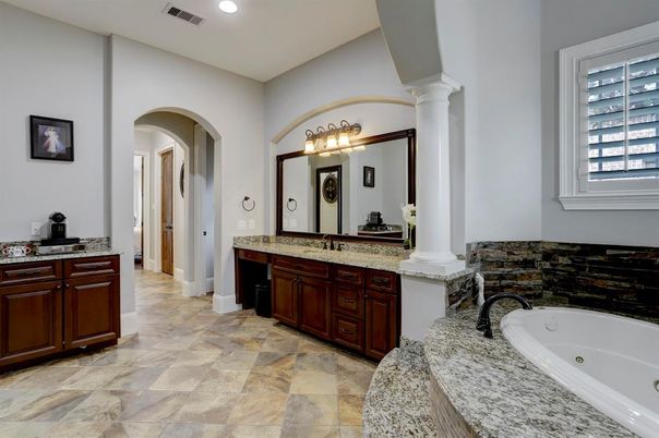 Bathroom, Dual Sink Vanities, Interior, Recessed Lighting
