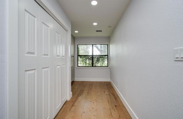 Interior, Recessed Lighting, Wood Texture Flooring