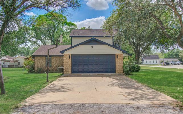 Attached, Exterior, Facade, Brick Facade, Ranch
