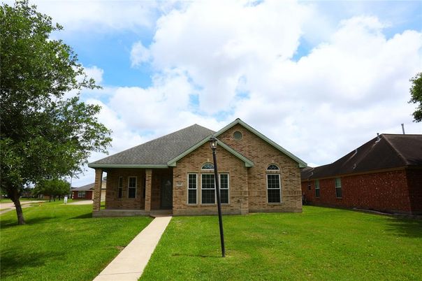 Backyard, Exterior, Facade, Brick Facade, Brick Traditional