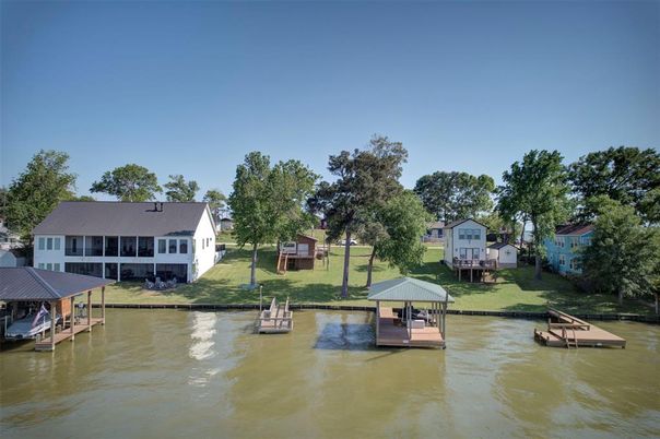 Exterior, Lake