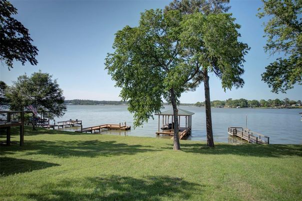 Exterior, Lake
