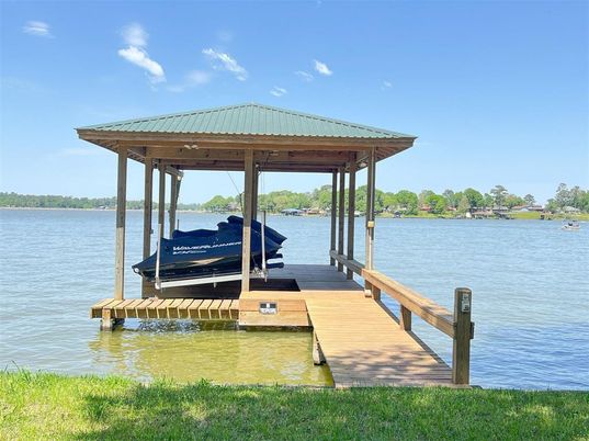 Exterior, Lake