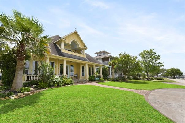 Backyard, Exterior, Facade, Queen Anne Victorian