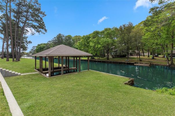 Exterior, Lake