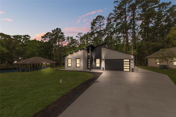Attached, Backyard, Exterior, Facade, Modern