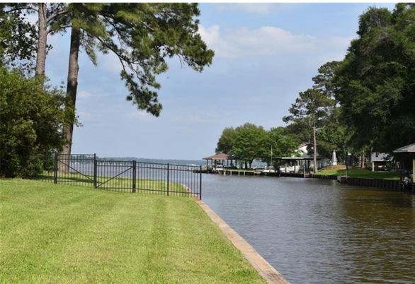 Exterior, Lake