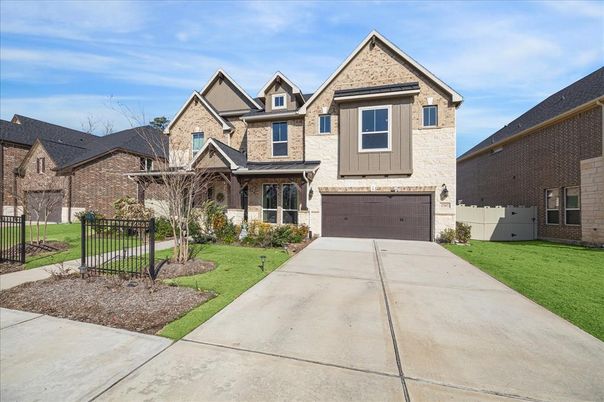 Attached, Exterior, Facade, Brick Traditional
