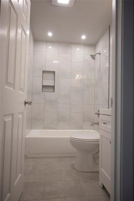 Bathroom, Interior, Recessed Lighting