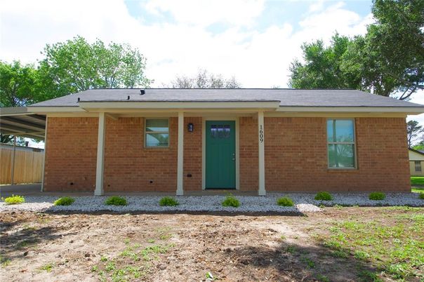 Exterior, Facade, Brick Facade, Ranch