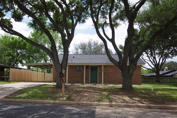 Exterior, Facade, Brick Facade, Ranch