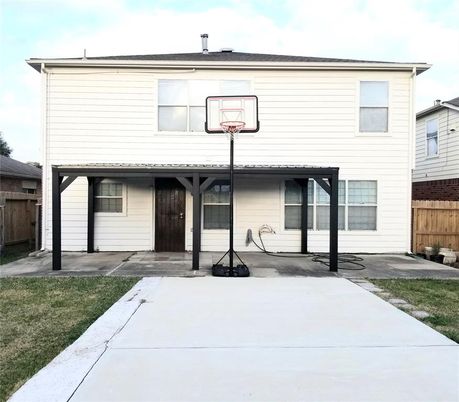 Exterior, Facade, Split Level