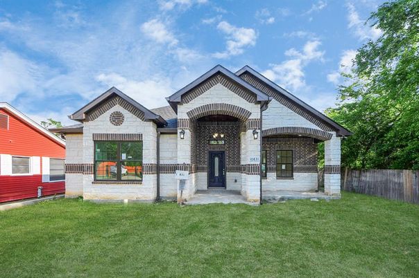 Backyard, Exterior, Facade, Brick Facade, Brick Traditional