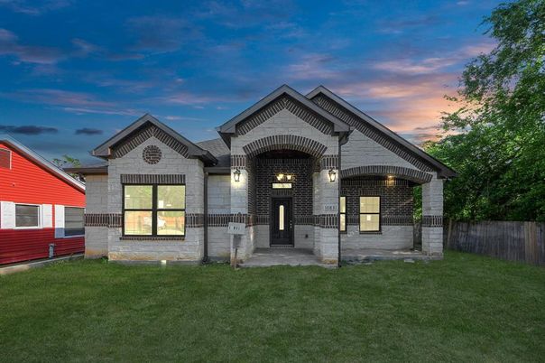 Backyard, Exterior, Facade, Brick Facade, Brick Traditional