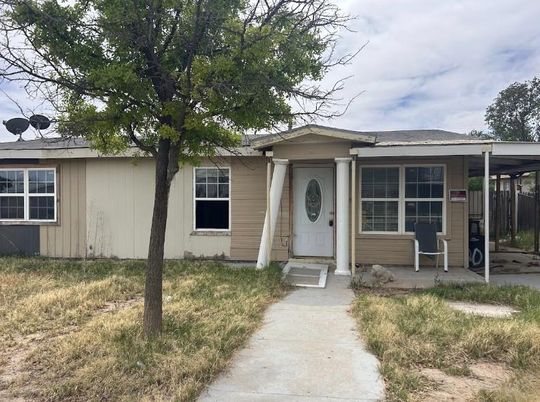 Exterior, Facade, Ranch