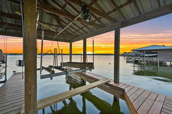 Exterior, Lake