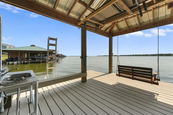 Exterior, Lake