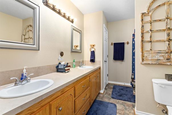 Bathroom, Dual Sink Vanities, Interior