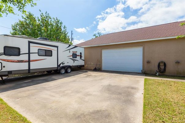 Detached Garage, Exterior