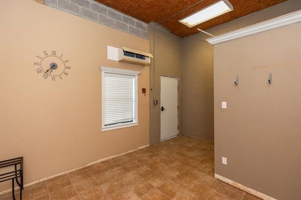 Empty room, Interior