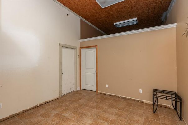 Empty room, Interior