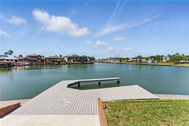 Exterior, Lake