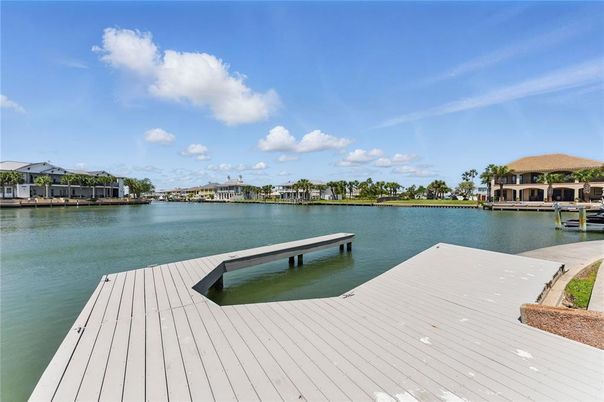 Exterior, Lake