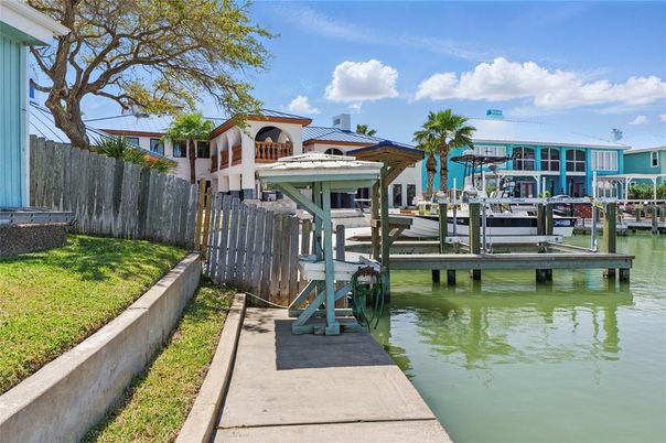 Exterior, Lake