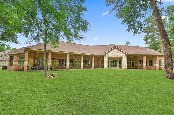 Backyard, Exterior, Facade, Brick Facade, Ranch