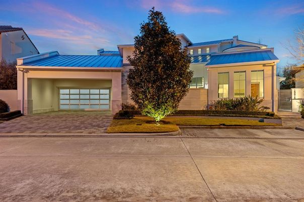 Attached, Exterior, Facade, American Craftsman