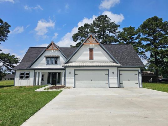 Attached, Exterior, Facade, Farmhouse