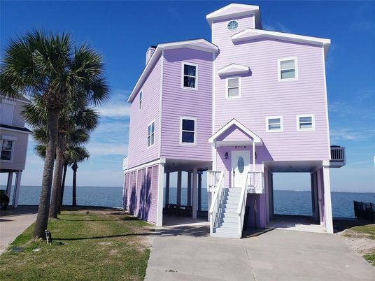 Exterior, Facade, Water, Rowhouse
