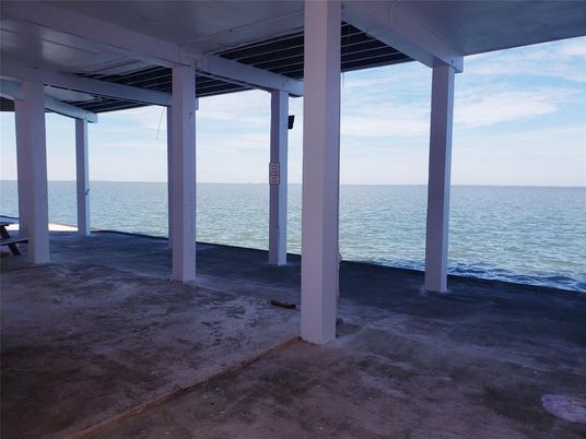 Exterior, Lake