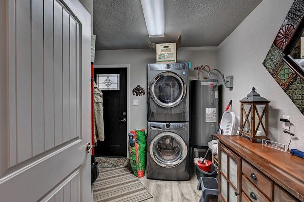 Interior, Utility Closets, Washer, Wood Texture Flooring