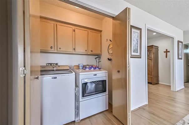 Interior, Recessed Lighting, Washer, Wood Texture Flooring