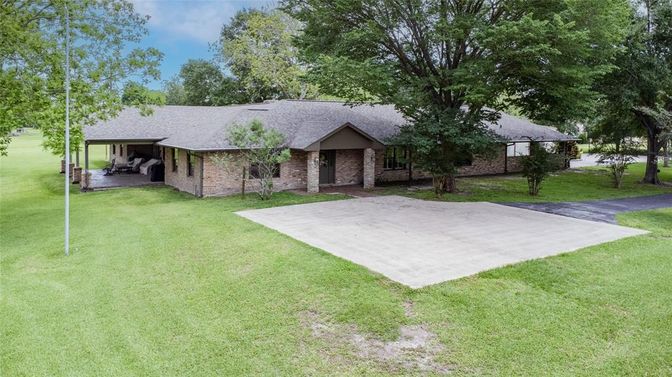Backyard, Exterior, Facade, Brick Facade, Ranch