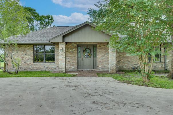 Exterior, Facade, Brick Facade, Ranch