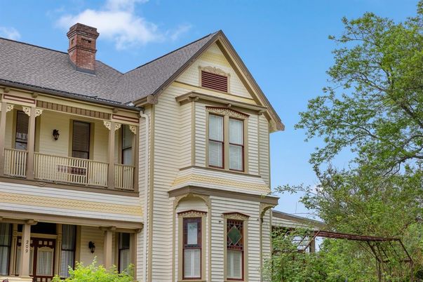 Exterior, Facade, Queen Anne Victorian