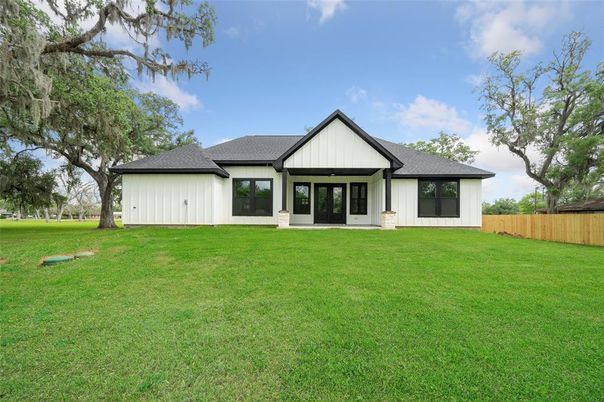 Backyard, Exterior, Facade, Farmhouse