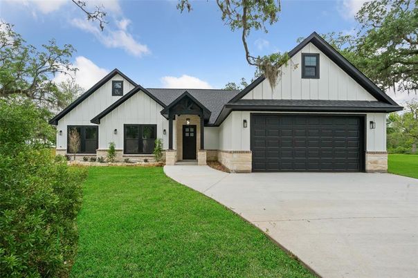 Attached, Exterior, Facade, Farmhouse