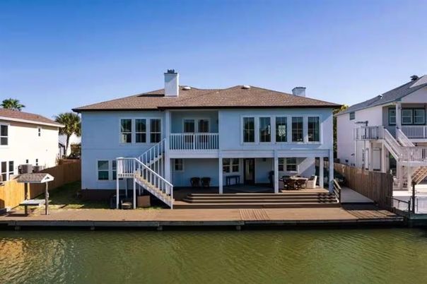 Exterior, Facade, Lake, Georgian