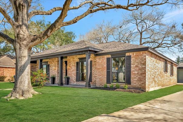 Exterior, Facade, Brick Facade, Ranch
